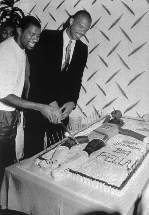 Framed Print : Magic Johnson and Kareem Abdul-Jabbar Looking at Cake Framed Print : Magic Johnson and Kareem Abdul-Jabbar Looking at Cake