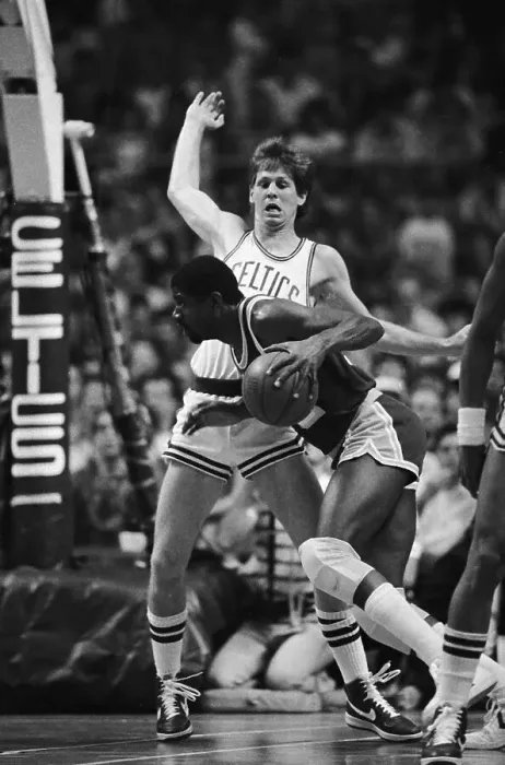 Framed Print : Magic Johnson Making Move with Ball Framed Print : Magic Johnson Making Move with Ball