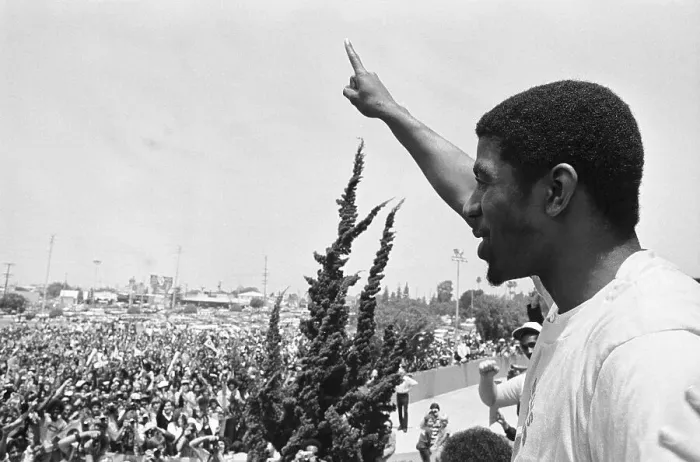 Framed Print : Magic Johnson Raising his Hand