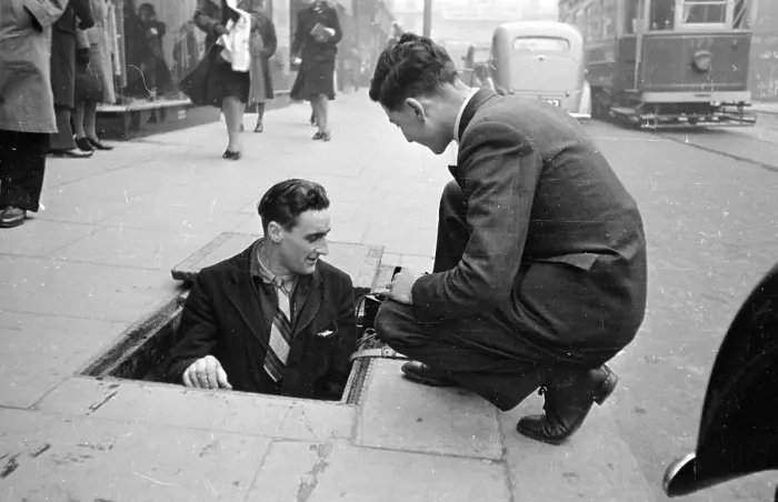 Framed Print : Man Hole. 4th January 1947: Ex-RAF gunner George Edward Barfoot