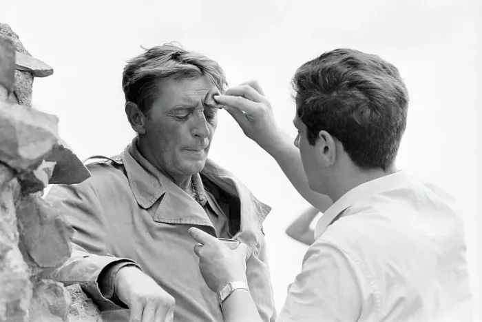 Framed Print : Man Powders Robert Mitchum's Eyebrow Framed Print : Man Powders Robert Mitchum's Eyebrow