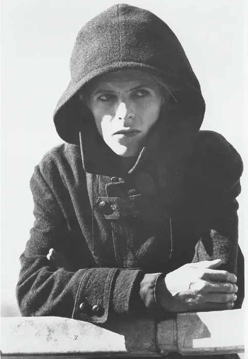 Framed Print : The Man Who Fell To Earth Film Still