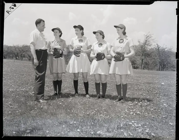 Framed Print : Man With Women'S Softball Team Members Framed Print : Man With Women'S Softball Team Members