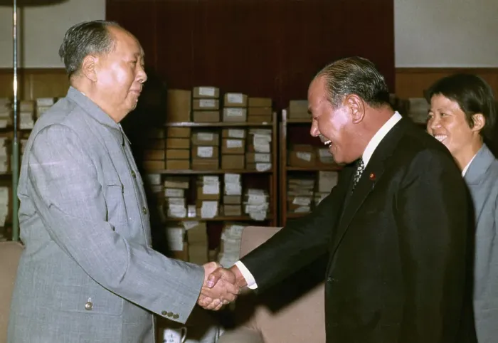 Framed Print : Mao Tse-Tung Shaking Hands with Kakuei Tanaka Framed Print : Mao Tse-Tung Shaking Hands with Kakuei Tanaka