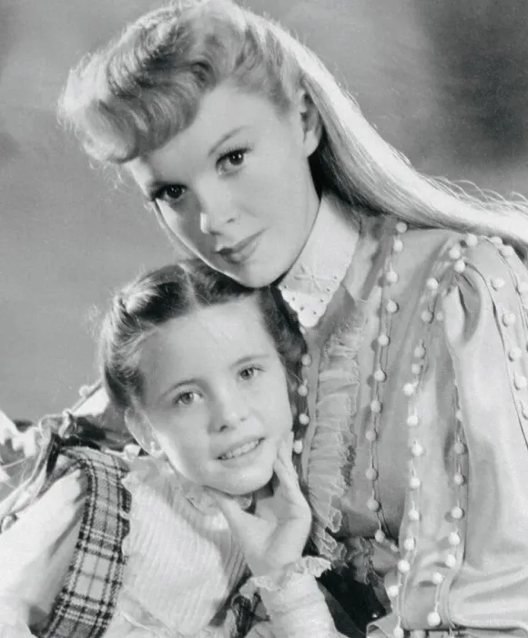 Framed Print : Margaret O'Brien and Judy Garland in Meet Me in St. Louis Framed Print : Margaret O'Brien and Judy Garland in Meet Me in St. Louis