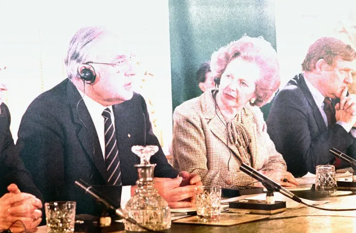 Framed Print : Margaret Thatcher with Helmut Kohl Framed Print : Margaret Thatcher with Helmut Kohl