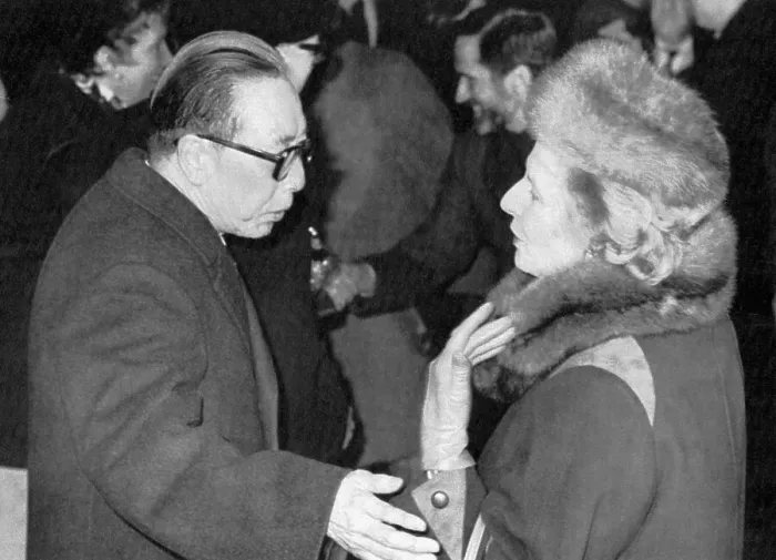 Framed Print : Margaret Thatcher and Wu Xueqian Framed Print : Margaret Thatcher and Wu Xueqian