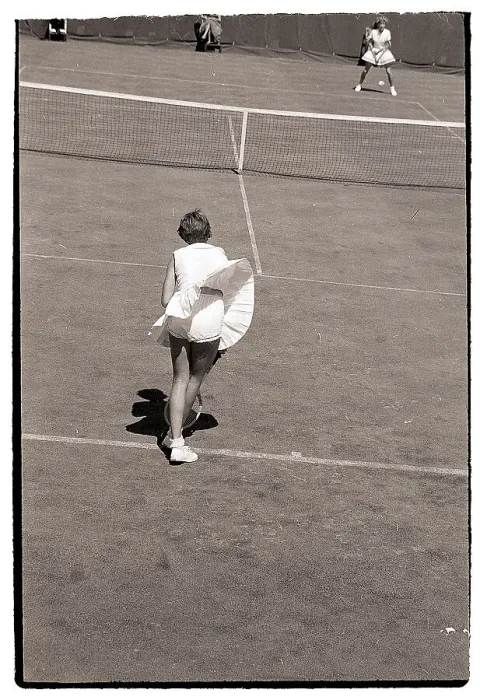 Framed Print : Maria Bueno Serving to Gwyn Thomas Framed Print : Maria Bueno Serving to Gwyn Thomas
