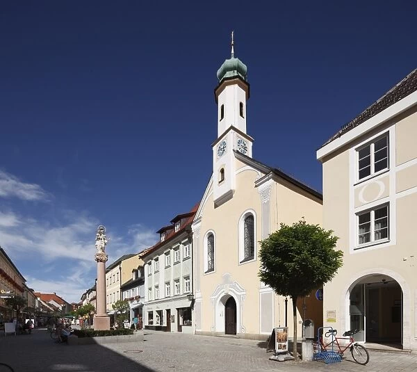 Marian Column and Church of Maria Hilf on Untermarkt, Lower Market square, Murnau, Upper Bavaria, Bavaria, Germany, Europe