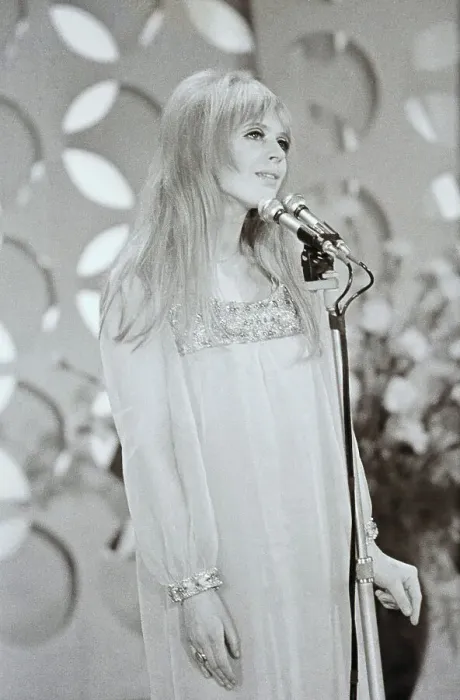 Framed Print : Marianne Faithfull Singing Framed Print : Marianne Faithfull Singing