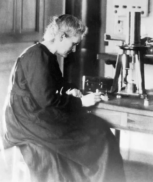 Framed Print : Marie Curie Working In Her Laboratory Framed Print : Marie Curie Working In Her Laboratory