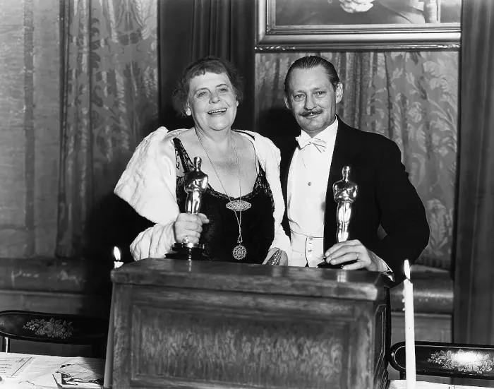 Framed Print : Marie Dressler and Lionel Barrymore Holding Oscars