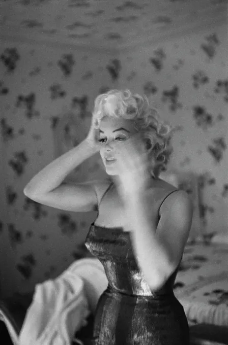 Framed Print : Marilyn Gets Ready Framed Print : Marilyn Gets Ready