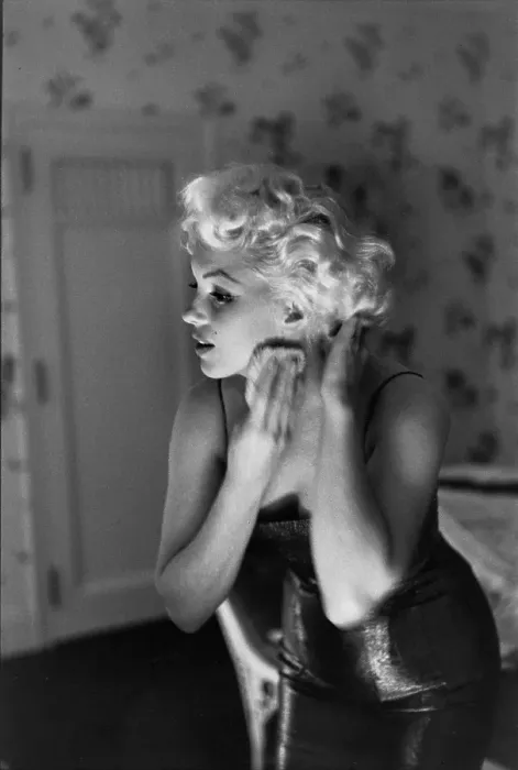 Framed Print : Marilyn Getting Ready To Go Out Framed Print : Marilyn Getting Ready To Go Out