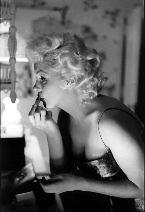 Framed Print : Marilyn Getting Ready To Go Out Framed Print : Marilyn Getting Ready To Go Out