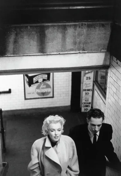 額装品/マリリン モンロー/Grand Central Station Marilyn Monroe in Grand Central Station Print. Art Prints, Posters