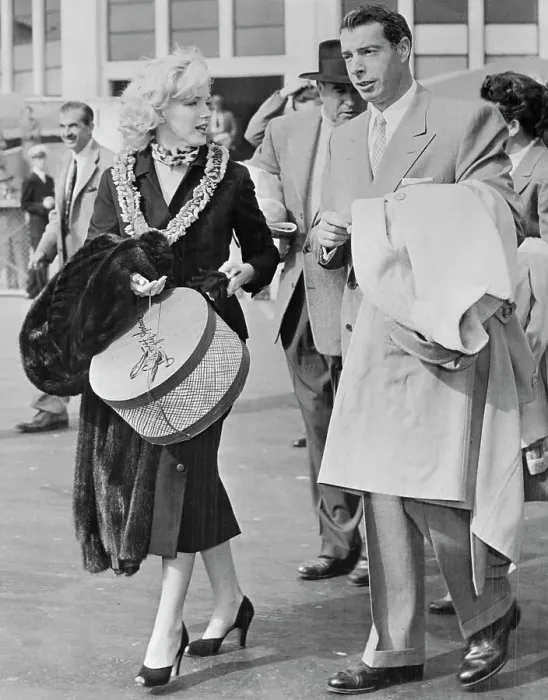 Framed Print : Marilyn with Joe Dimaggio Framed Print : Marilyn with Joe Dimaggio