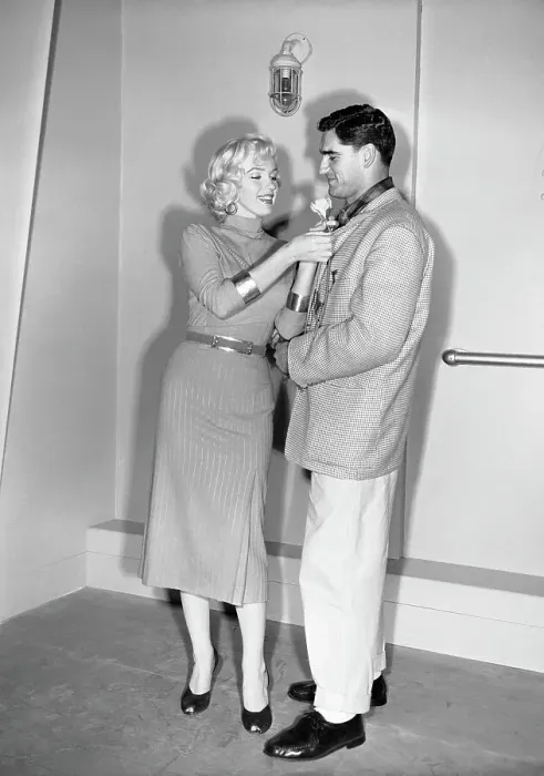 Framed Print : Marilyn Monroe Adjusting Jacket of Al Carmichael Framed Print : Marilyn Monroe Adjusting Jacket of Al Carmichael