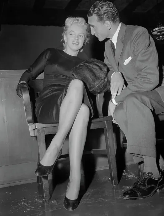 Framed Print : Marilyn Monroe Appearing in Court Framed Print : Marilyn Monroe Appearing in Court