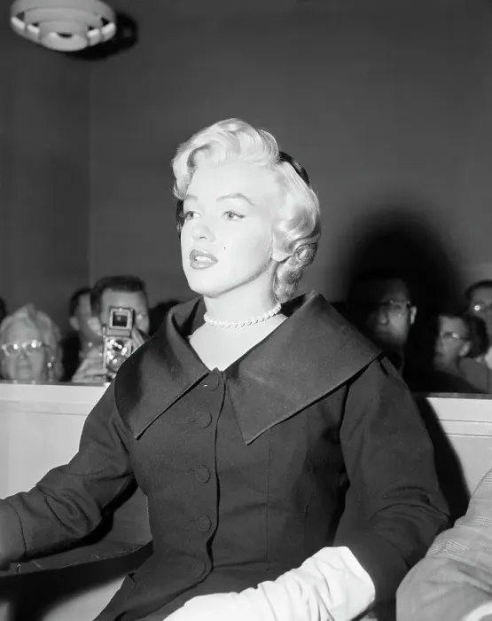 Framed Print : Marilyn Monroe Appears in Superior Court Framed Print : Marilyn Monroe Appears in Superior Court