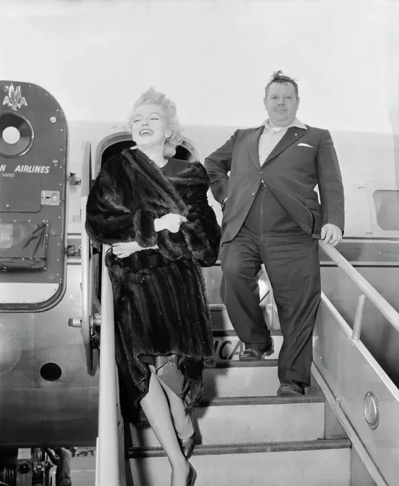 Framed Print : Marilyn Monroe Arrives in New York Framed Print : Marilyn Monroe Arrives in New York