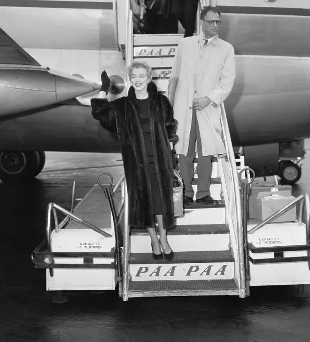 Framed Print : Marilyn Monroe Arriving at Airport Framed Print : Marilyn Monroe Arriving at Airport