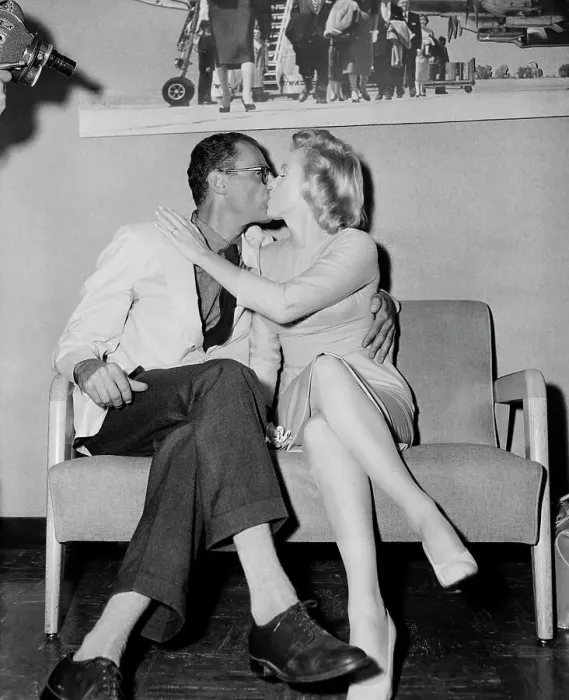 Framed Print : Marilyn Monroe And Arthur Miller Kissing Framed Print : Marilyn Monroe And Arthur Miller Kissing