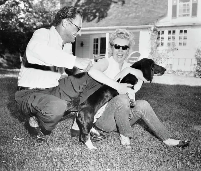 Framed Print : Marilyn Monroe and Arthur Miller Sitting on Lawn with Dog Framed Print : Marilyn Monroe and Arthur Miller Sitting on Lawn with Dog