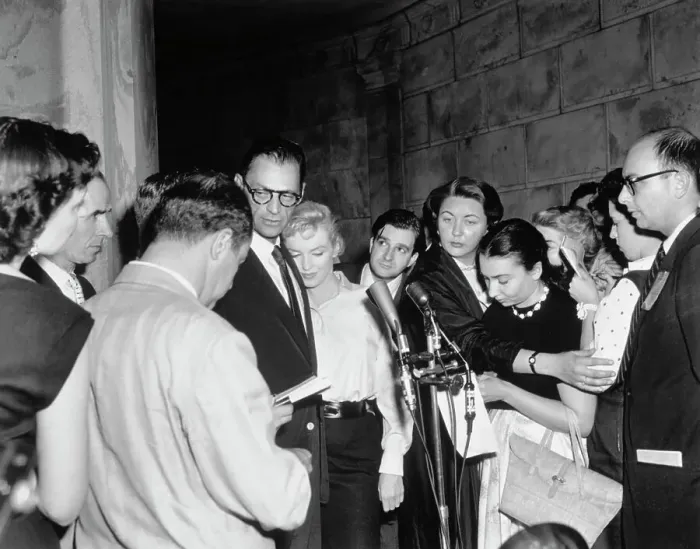 Framed Print : Marilyn Monroe and Arthur Miller Surrounded by Reporters Framed Print : Marilyn Monroe and Arthur Miller Surrounded by Reporters