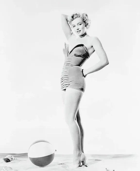 Framed Print : Marilyn Monroe on the Beach Framed Print : Marilyn Monroe on the Beach