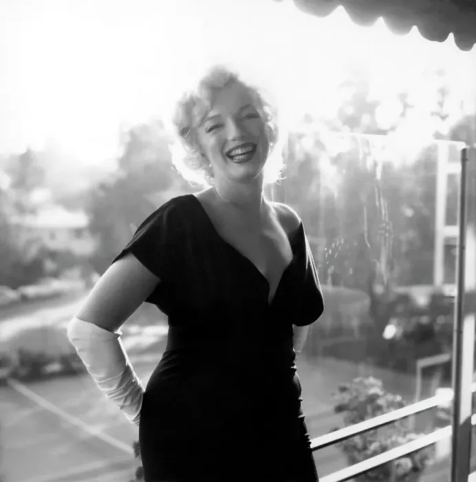 Framed Print : Marilyn Monroe At The Beverly Hills Hotel Framed Print : Marilyn Monroe At The Beverly Hills Hotel