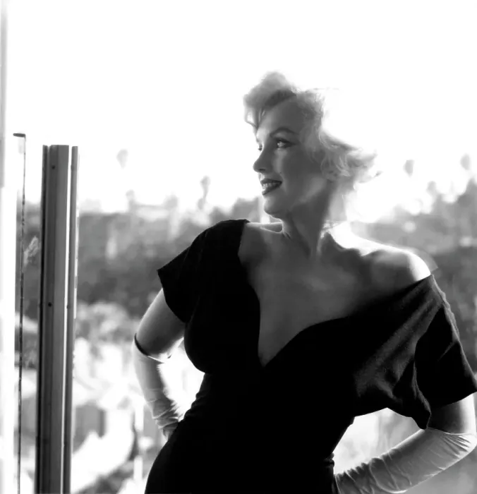 Framed Print : Marilyn Monroe At The Beverly Hills Hotel Framed Print : Marilyn Monroe At The Beverly Hills Hotel