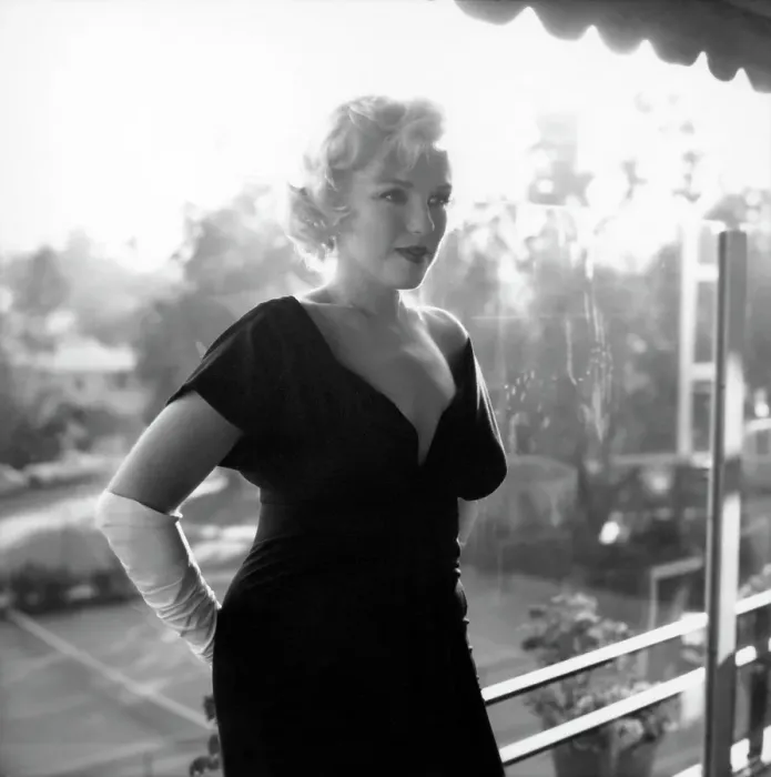Framed Print : Marilyn Monroe At The Beverly Hills Hotel Framed Print : Marilyn Monroe At The Beverly Hills Hotel