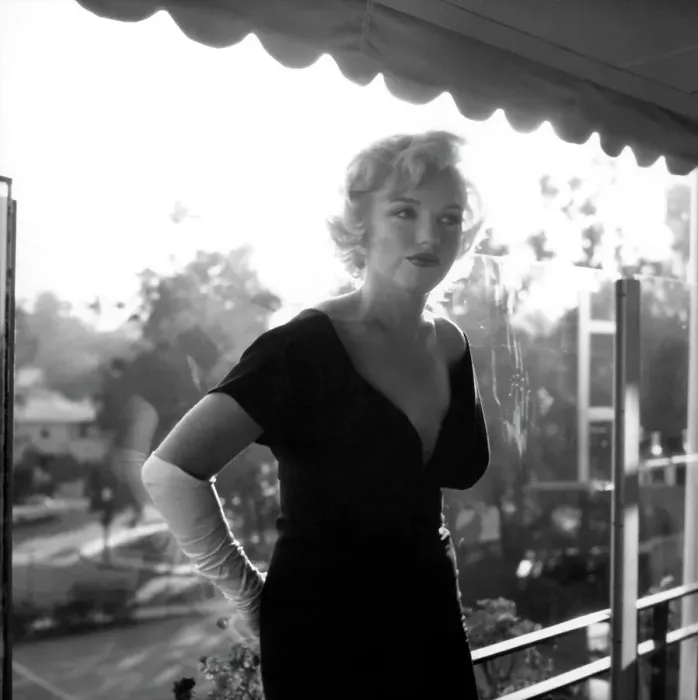 Framed Print : Marilyn Monroe At The Beverly Hills Hotel Framed Print : Marilyn Monroe At The Beverly Hills Hotel