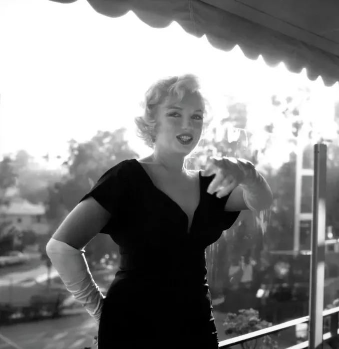 Framed Print : Marilyn Monroe At The Beverly Hills Hotel Framed Print : Marilyn Monroe At The Beverly Hills Hotel