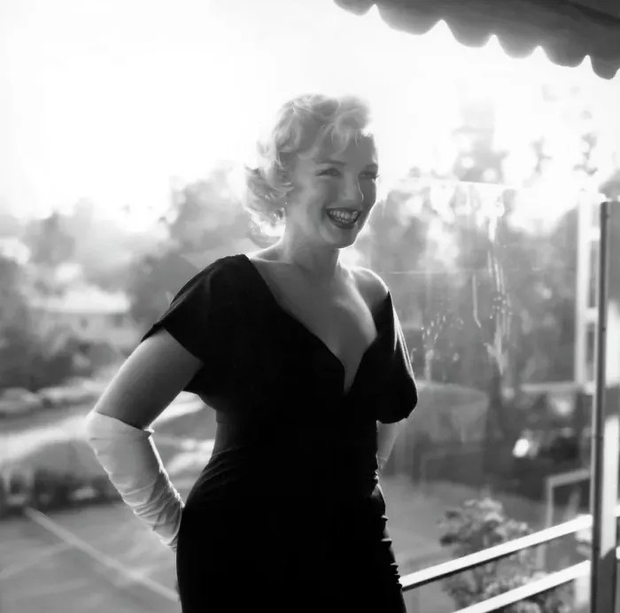 Framed Print : Marilyn Monroe At The Beverly Hills Hotel Framed Print : Marilyn Monroe At The Beverly Hills Hotel