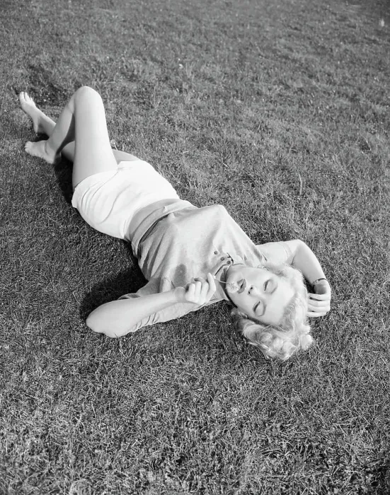 Framed Print : Marilyn Monroe Blowing On a Dandelion Framed Print : Marilyn Monroe Blowing On a Dandelion