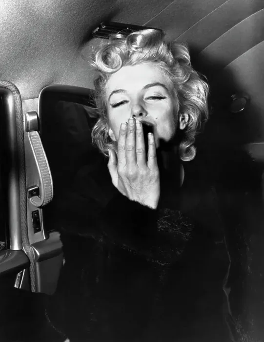 Framed Print : Marilyn Monroe Blowing a Kiss Framed Print : Marilyn Monroe Blowing a Kiss