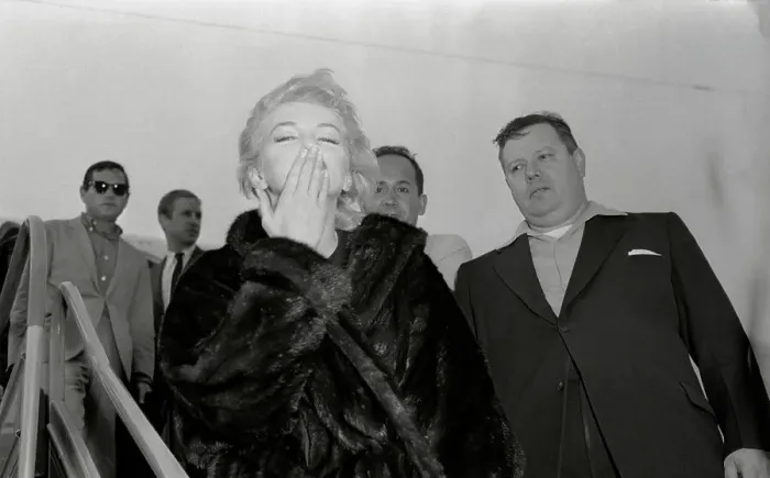 Framed Print : Marilyn Monroe Blowing Kiss to Fans Framed Print : Marilyn Monroe Blowing Kiss to Fans