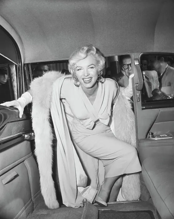 Framed Print : Marilyn Monroe Boarding a Car Framed Print : Marilyn Monroe Boarding a Car