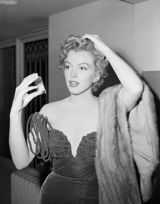 Framed Print : Marilyn Monroe Checking Her Appearance Framed Print : Marilyn Monroe Checking Her Appearance