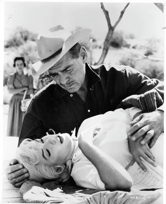 Framed Print : Marilyn Monroe And Clark Gable In The Misfits Framed Print : Marilyn Monroe And Clark Gable In The Misfits