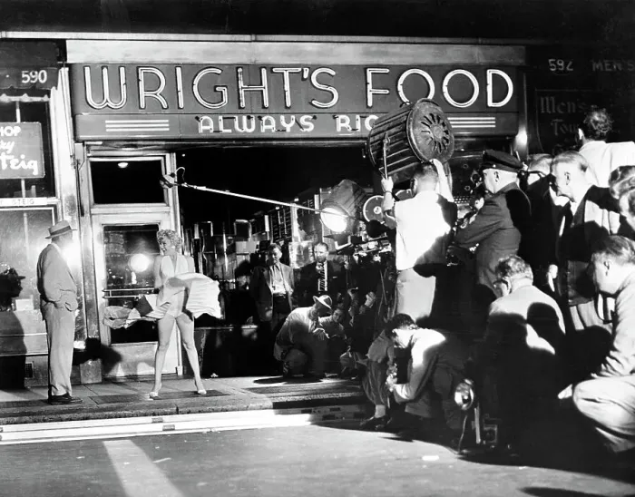 Framed Print : Marilyn Monroe Filming The Seven Year Itch Framed Print : Marilyn Monroe Filming The Seven Year Itch