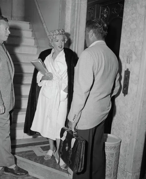 Framed Print : Marilyn Monroe During Filming of Seven Year Itch Framed Print : Marilyn Monroe During Filming of Seven Year Itch