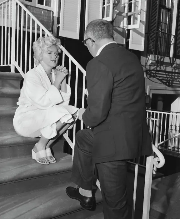 Framed Print : Marilyn Monroe During Filming of Seven Year Itch Framed Print : Marilyn Monroe During Filming of Seven Year Itch