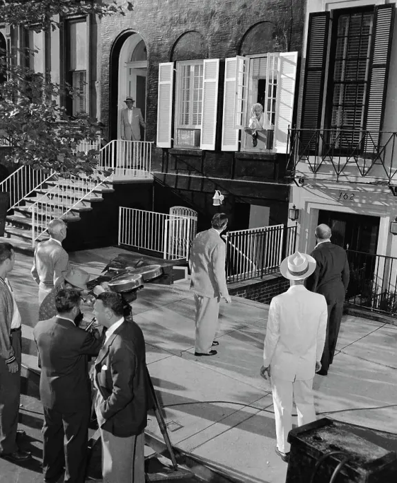 Framed Print : Marilyn Monroe During Filming of Seven Year Itch Framed Print : Marilyn Monroe During Filming of Seven Year Itch