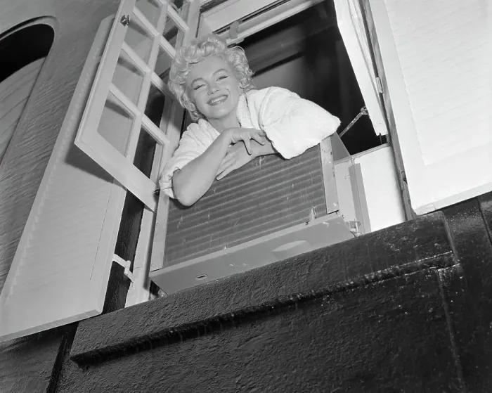 Framed Print : Marilyn Monroe During the Filming of Seven Year Itch Framed Print : Marilyn Monroe During the Filming of Seven Year Itch