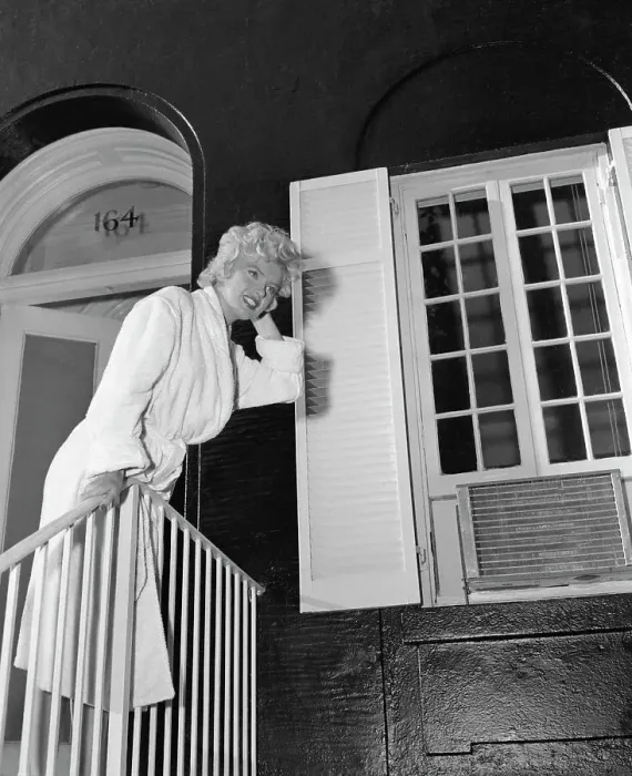 Framed Print : Marilyn Monroe During Filming of Seven Year Itch Framed Print : Marilyn Monroe During Filming of Seven Year Itch