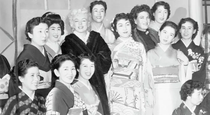 Framed Print : Marilyn Monroe with Geishas Framed Print : Marilyn Monroe with Geishas
