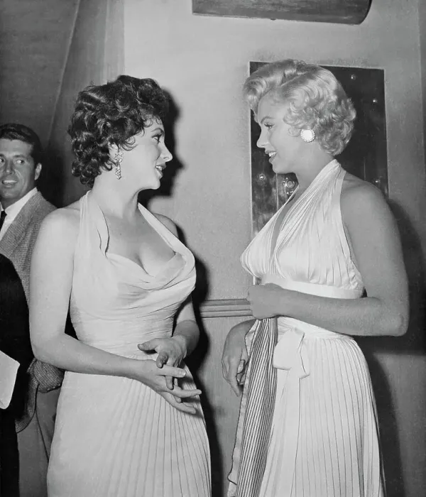 Framed Print : Marilyn Monroe and Gina Lollobrigida Framed Print : Marilyn Monroe and Gina Lollobrigida